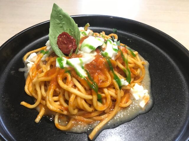 Spaghetti alla chitarra, pomodoro infornato, crema di melanzane affumicate, mozzarella