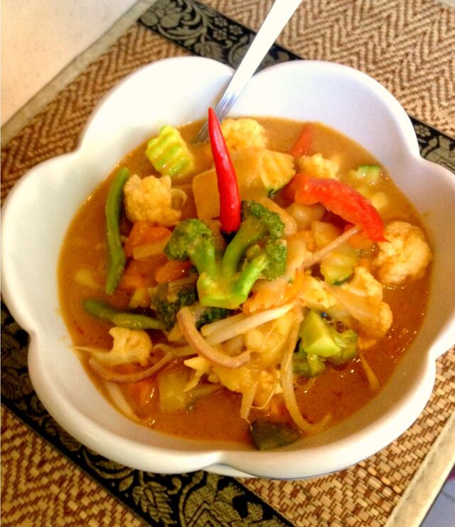 Tavanh - Vielerlei Gemüse geschmort im Erdnusscurry mit Kartoffeln, Karotten und Zwiebeln (scharf)