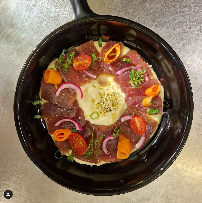 Sashimi de thon, crème de topinambour et huile de truffe