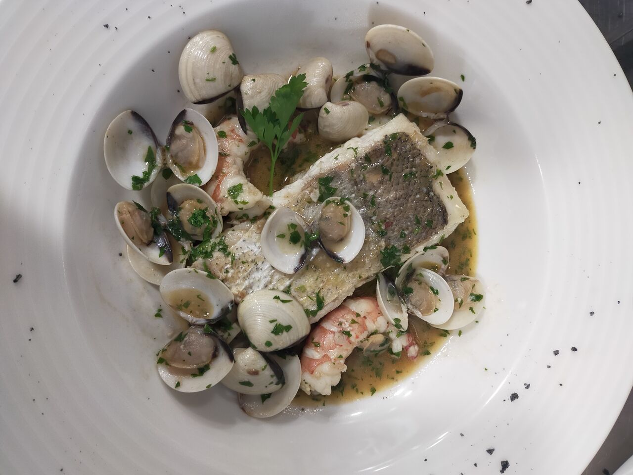 Merluza en salsa verde con almejas y gambones