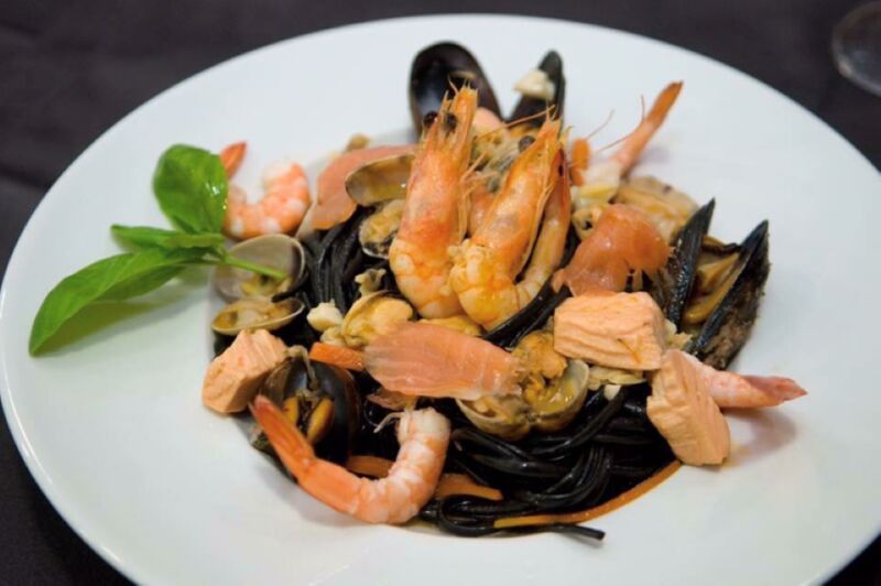 Esparguete Nero com Salmão e Gambas