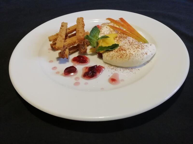 tiramisu à la mangue, bâtonnets de pain d épices, cranberries