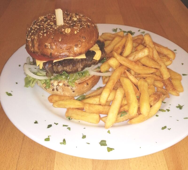 Le Cheeseburger (boeuf) / frites : 15.50€
