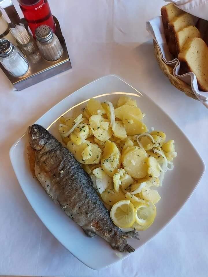 Pastrva sa žara, krumpir salata