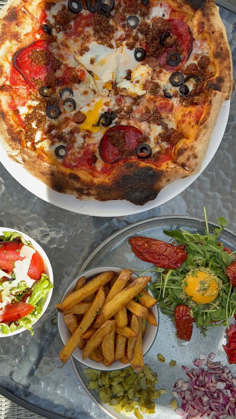 Pizza du chef artisanale, et notre tartare de bœuf frais 