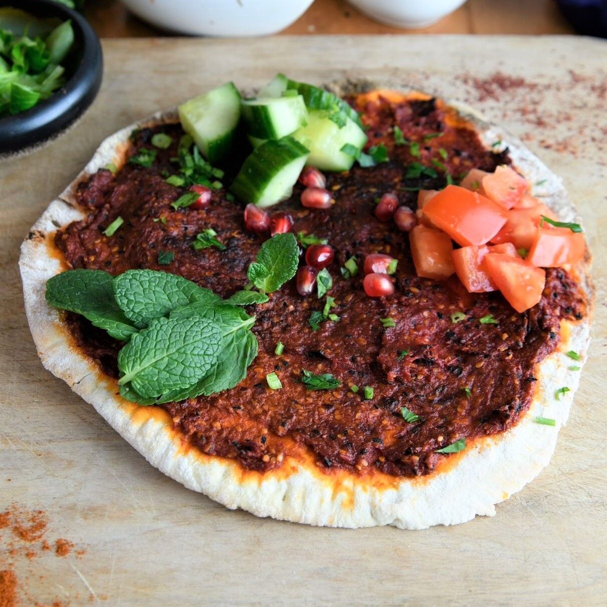 Muhamara mana'ish mit pikanter Paprika- Tomatensoße und frischer Minze