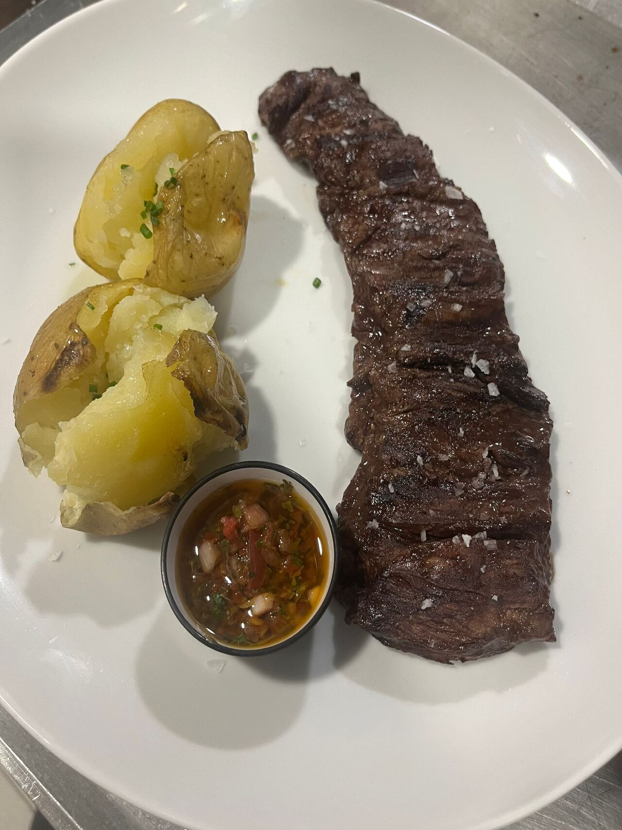 Entraña a la parrilla con patata caliu gratinada con all i oli