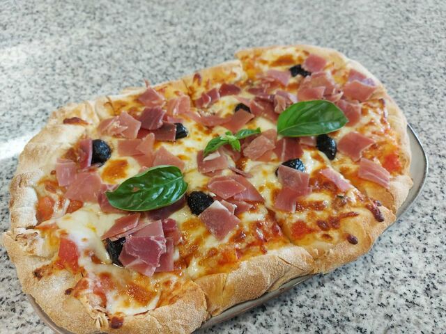 Pinsa sauce tomate et mozzarella avec jambon cru