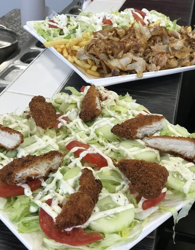 Salade cesar et assiette kebab sur place 