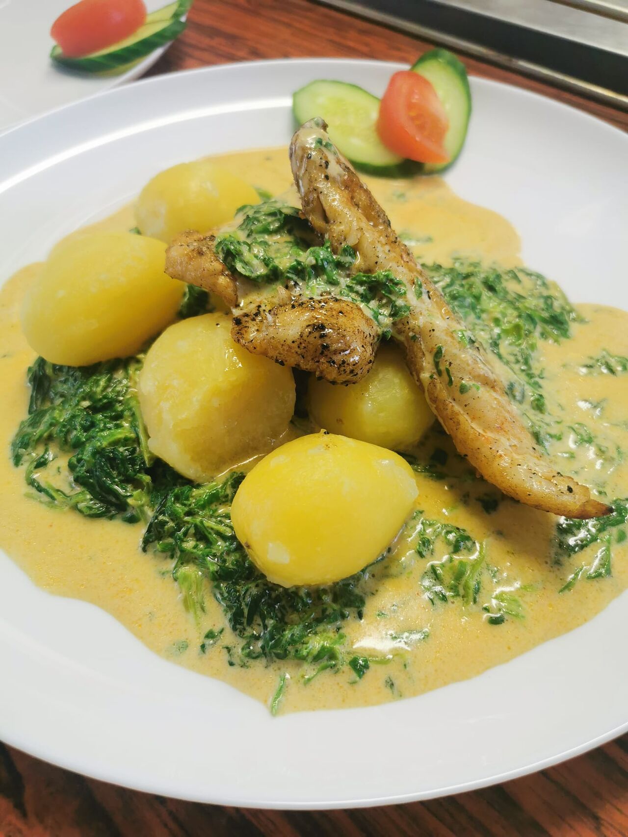 Gegrilltes Zanderfilet
Blattspinat und Sazlkartoffel