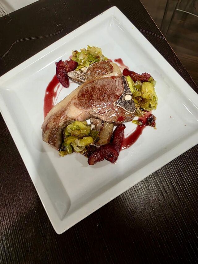 Costolette d'agnello con porri, prugne glassate al vino rosso 