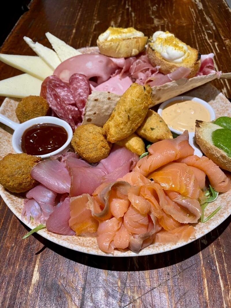 Ex Baretto : bis di affumicati di mare, mix di polpette di mare e di terra, selezione dei nostri salumi, formaggi e crostini