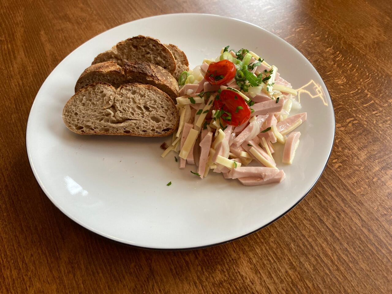 Vorspeise
Wurstkäsesalat/ Hausgemachtes Kümmelbrot 