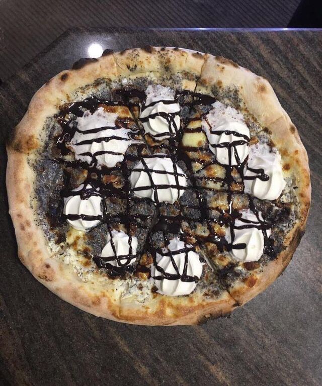 Desertna pizza s makom