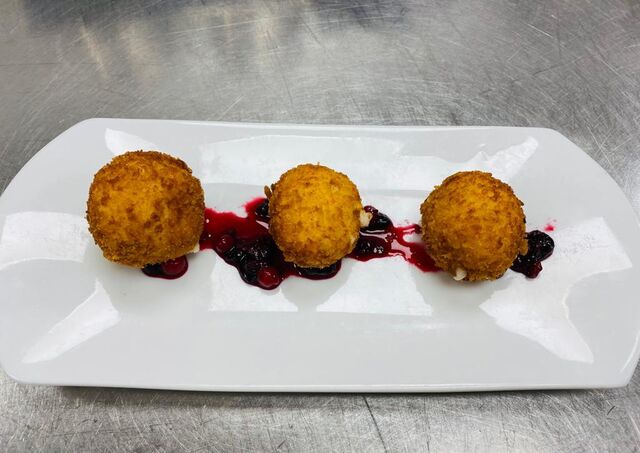 Croquetas caseras de, jamón, trufa,Boletus con nuez,cochinita pibil,pollo asado,, callos.