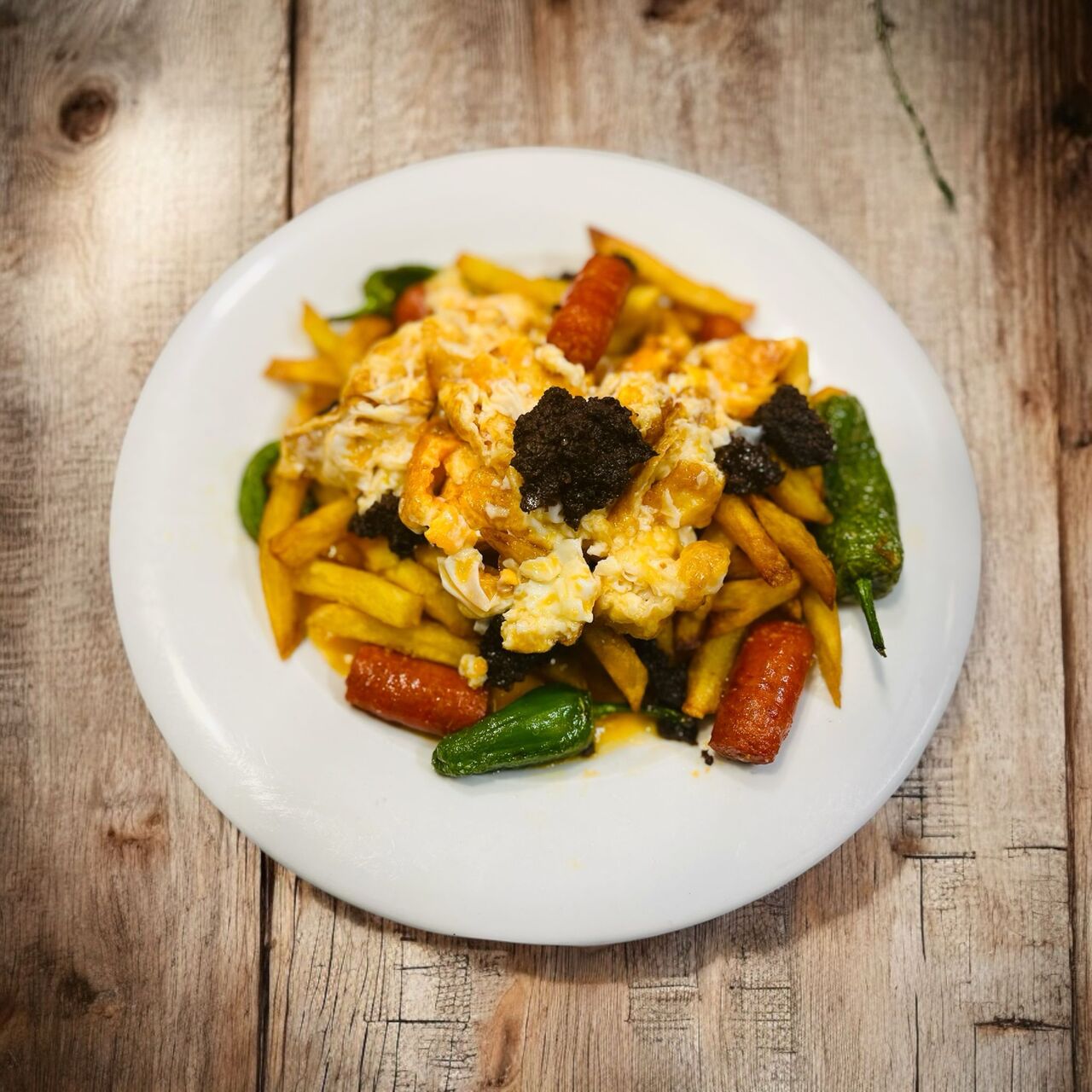 HUEVOS ROTOS CON CHISTORRA Y MORCILLA