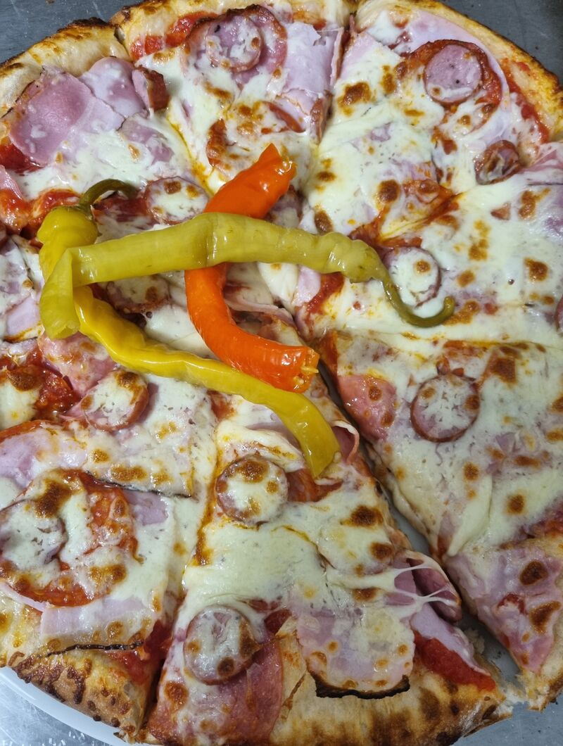 Meat lovers - 229,- kč - Rajčatová omáčka, šunka, klobása, slanina, salám, pepperoni, kozí rohy, mozzarella