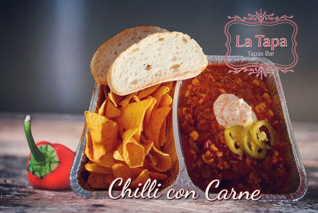 Chilli con Carne mit knusprigen Nachos, Sour Cream, Jalapenos & Ofenfrischem Brot