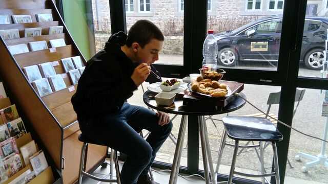 Possibilité de manger sur place intérieur, extérieur, micro-ondes mise à disposition du client suite à l'achat d'un plat