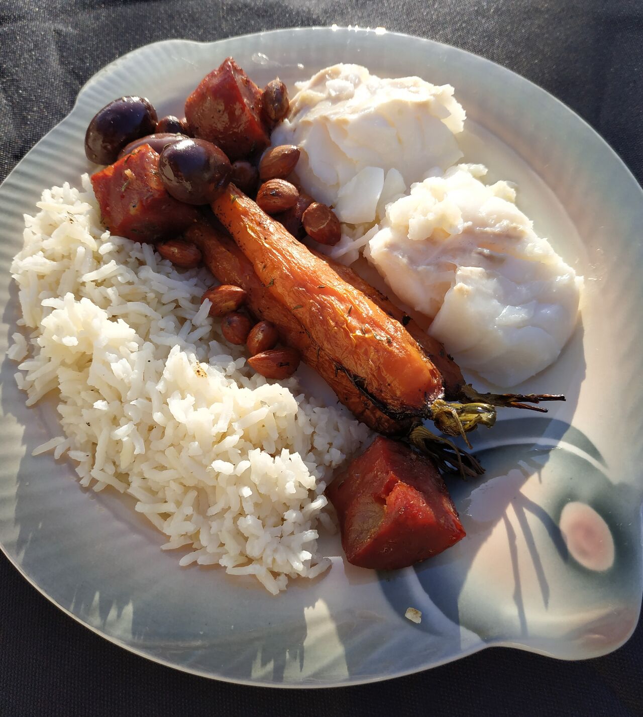 Dos de cabillaud, chorizo amandes, carottes roties et riz pilaf