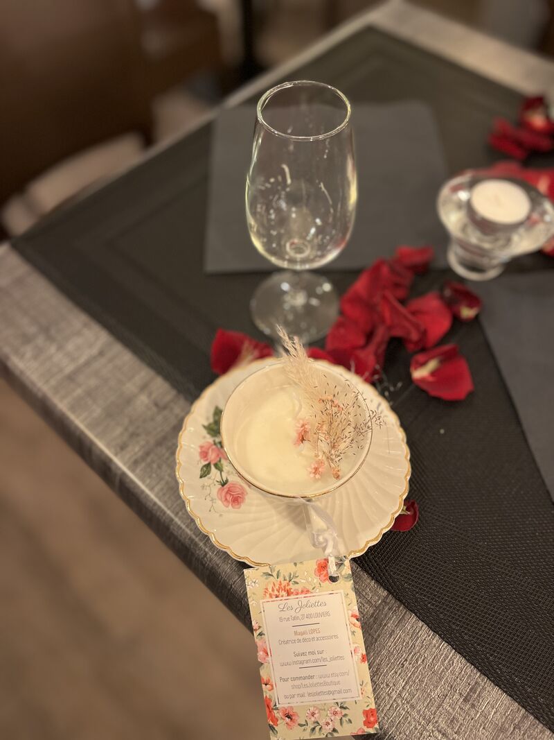 Bougie dans une tasse et sa soucoupe réalisé par les joliettes 
