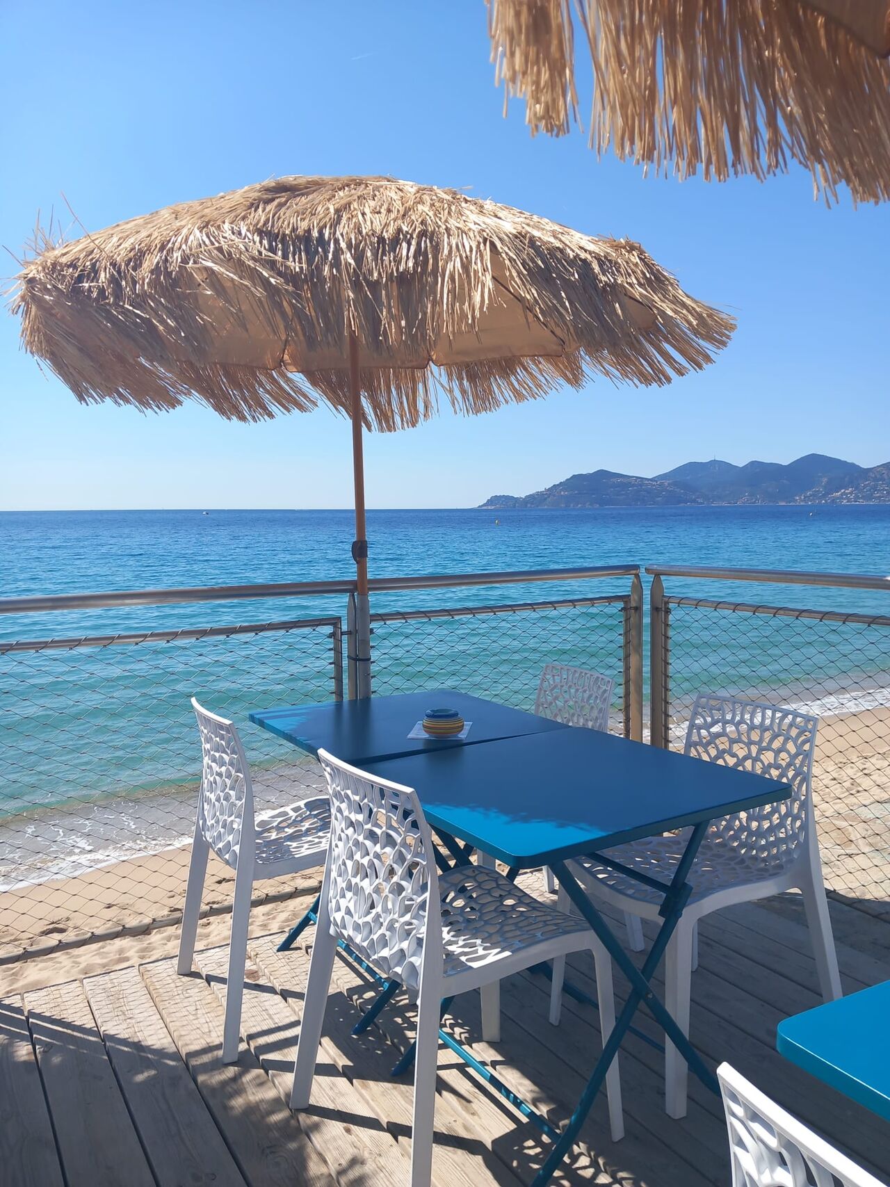 A table au bord de mer 