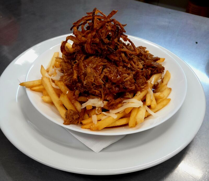 VEPŘOVÝ POUTINE