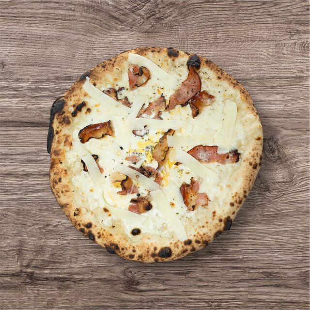 Carbonara ▪ 15€ : crème, fior di latte, guanciale, œuf bio, pecorino al pepe