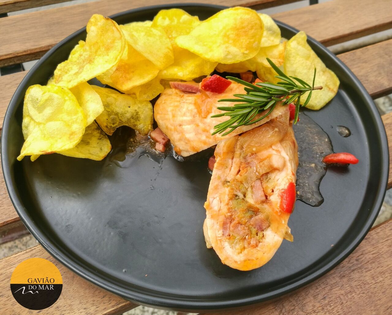 Enrolado de bife de peru recheado com batatas chips