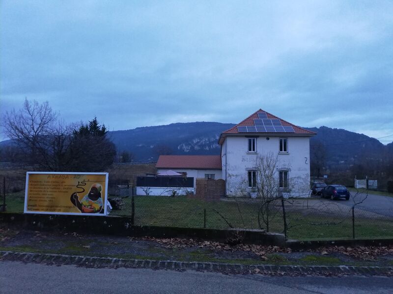 Vue extérieure maison (travaux en cours de restauration de la façade). 
