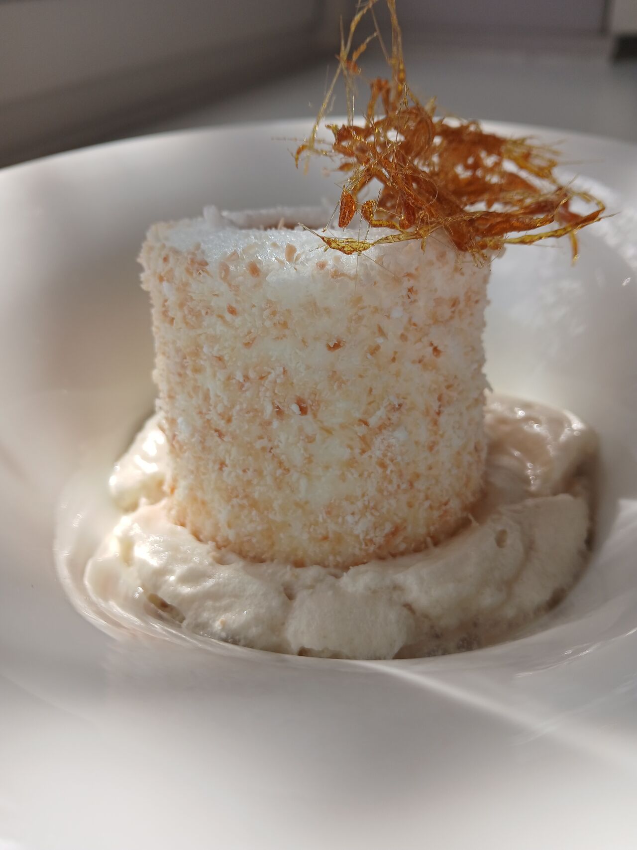 Œuf à la neige noix de coco, nuage de mousse au sirop d'érable 