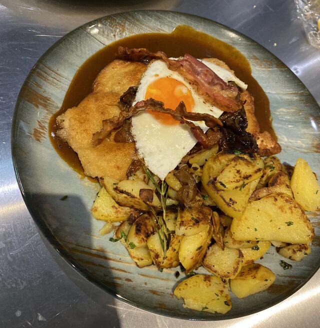 Schnitzel mit Bacon und Spiegelei