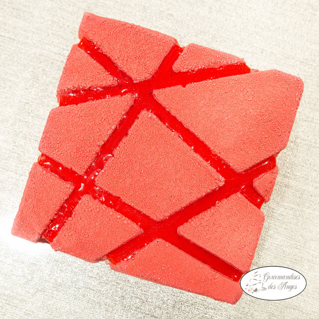 Entremet chocolat blanc/fraise, base sablée cacao - 6 personnes - flocage rouge velour