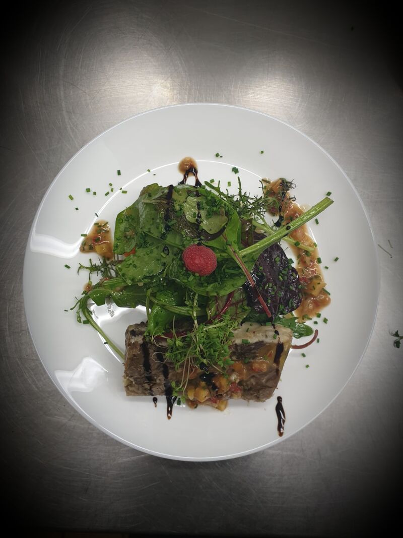 Wildkräutersalat mit Wildsülze, gebratenen Kartoffelwürfeln und Tomaten-Zwielvinaigrette