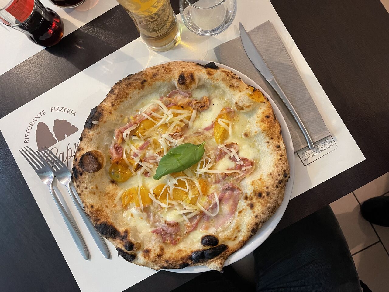 La ZONA GIALLA: mozzarella, pancetta croccante, pomodorini gialli e pecorino.