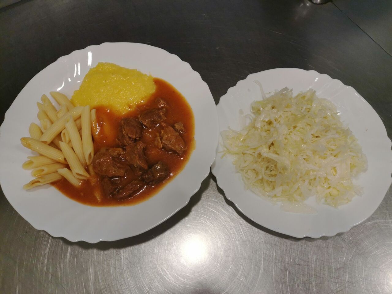 Juneći gulaš s palentom/tijestom, salata od kupusa