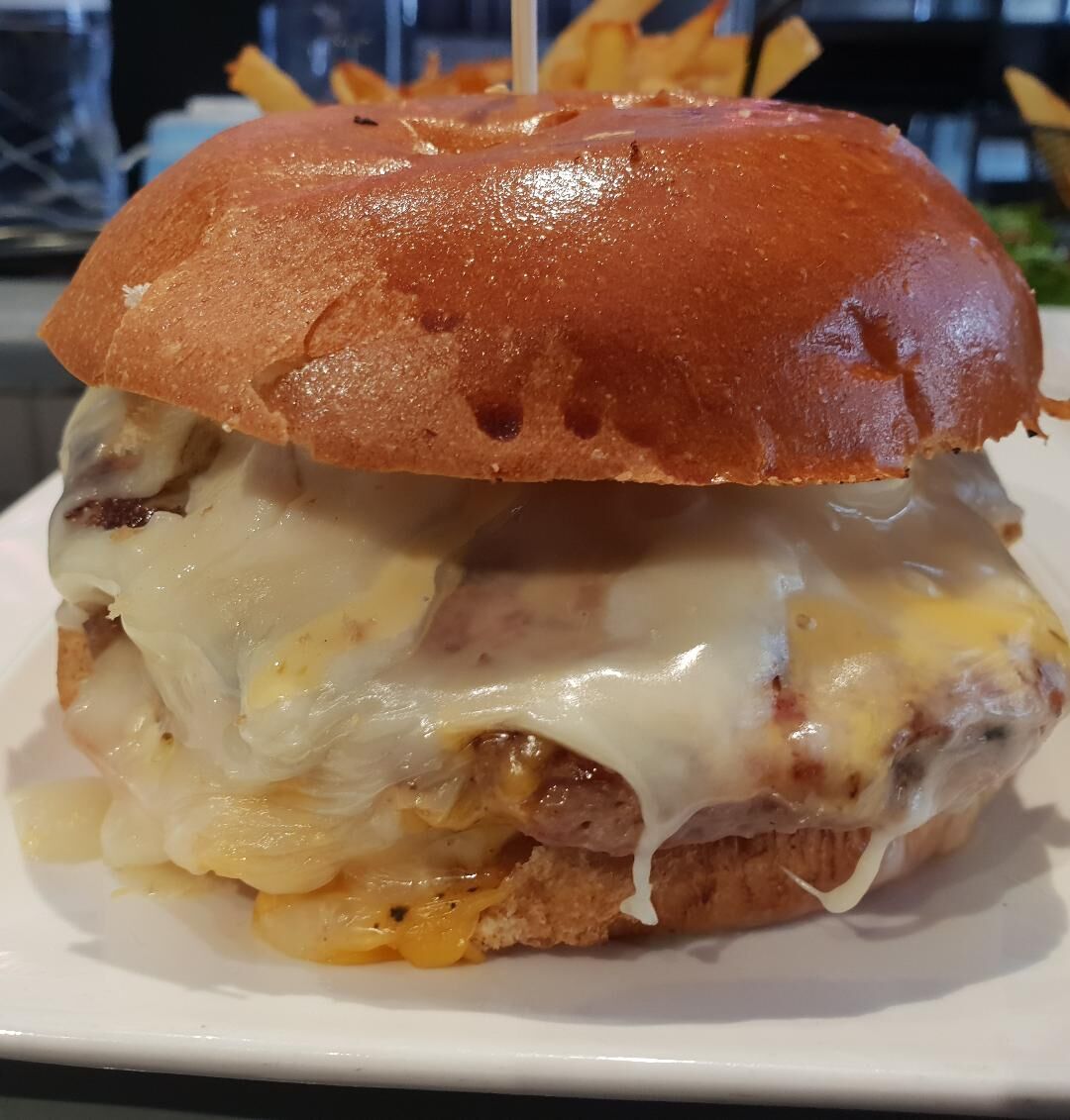 Le Berger
Bun nature brioché chèvre rôti, sauce miel/moutarde