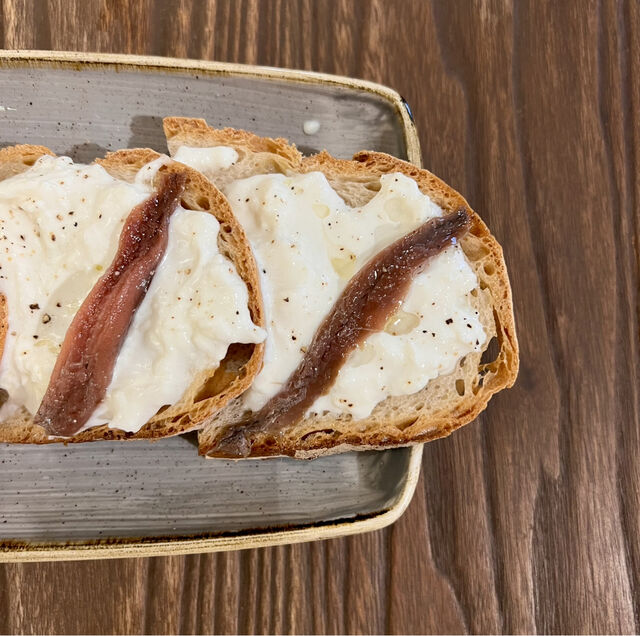 Crostino con stracciatella di bufala e alici del Cantabrico