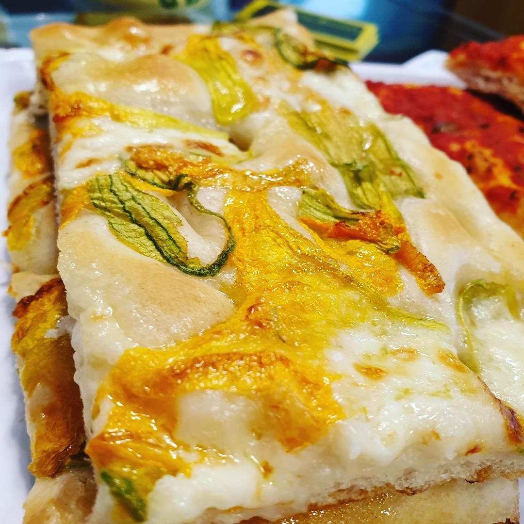Focaccia con Fiori di Zucca, Crescenza e Pecorino