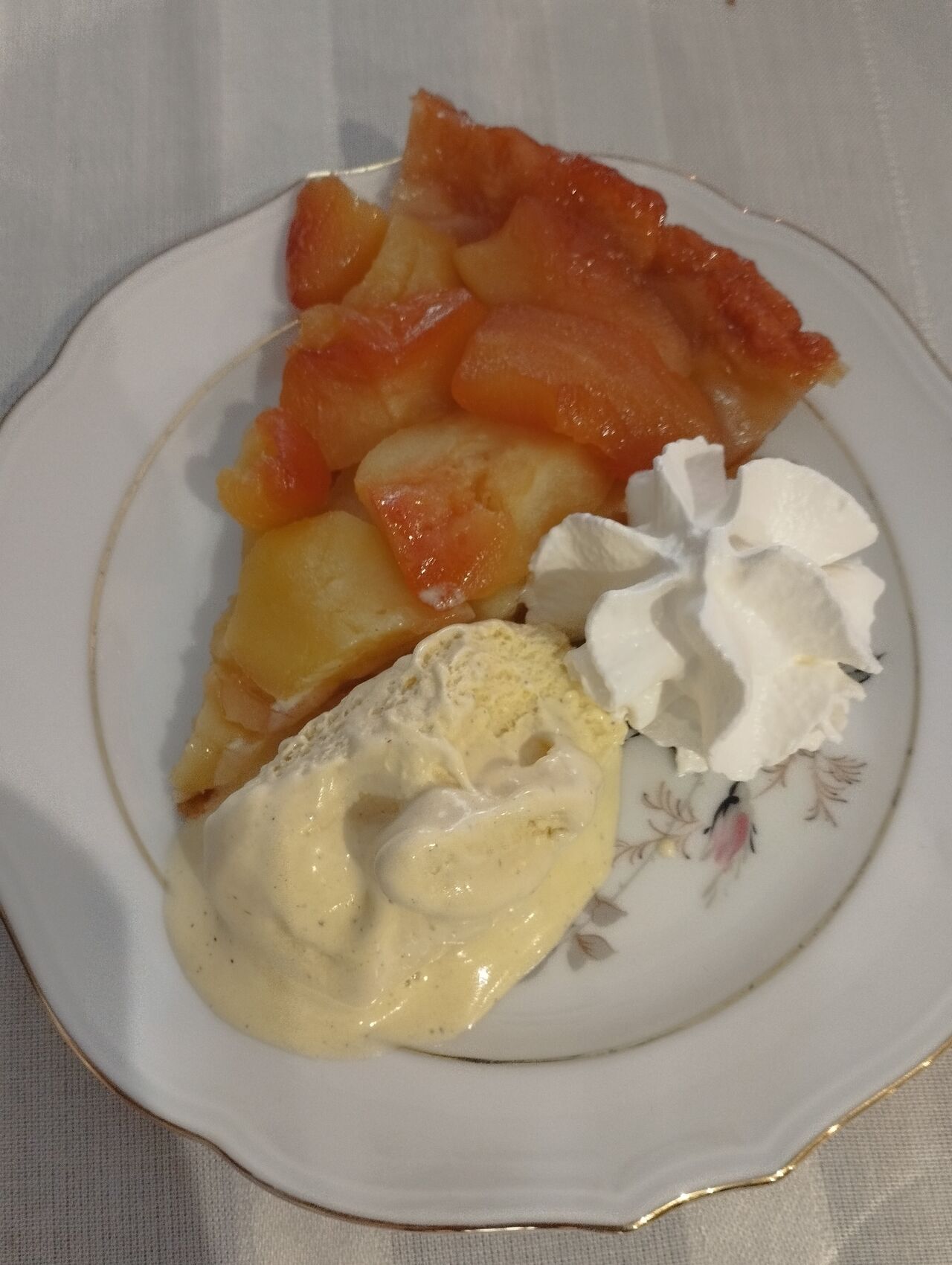 tatin de pommes fondantes, glace vanille, chantilly