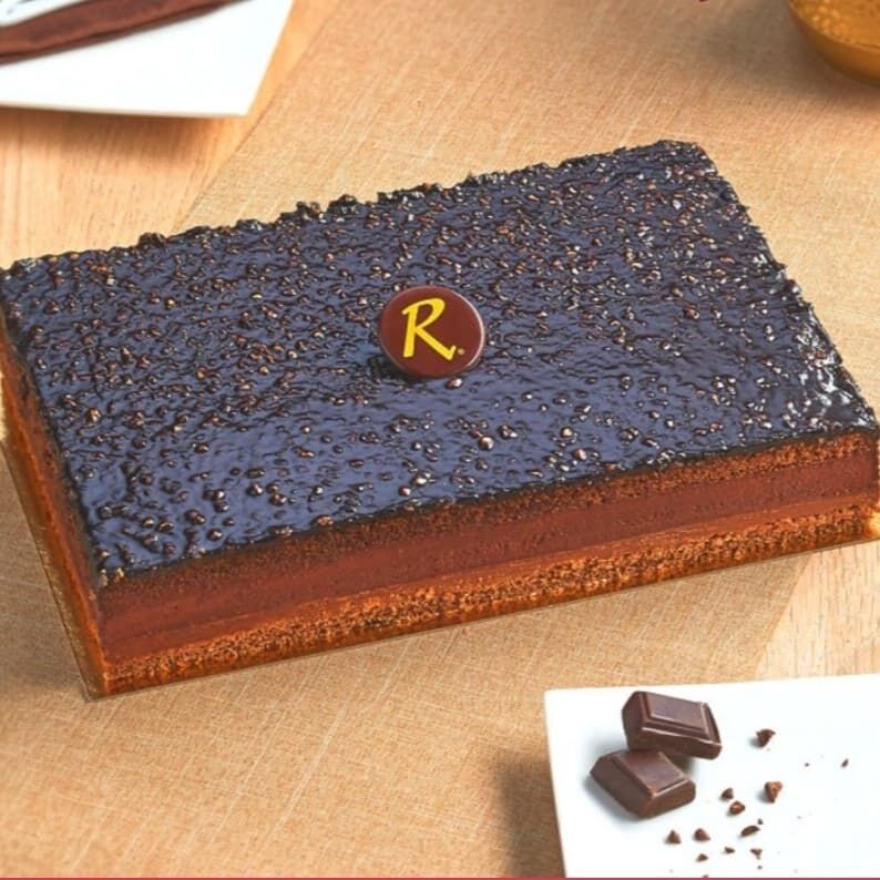 CRAQUELINE
Dès 2.65€ la part
Entremets. bavaroise chocolat, génoise chocolat, ganache et croquant chocolat au lait et noisette.
