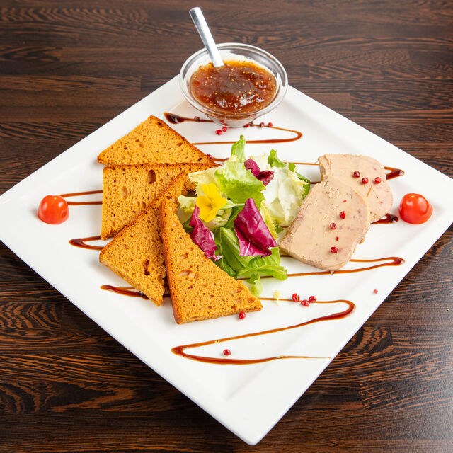 Foie gras de canard et ses Toast de pain d'épices, chutent de figues