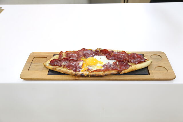 Açık pastırmalı pide