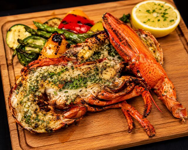 Homard bleu grillé au beurre d'herbes