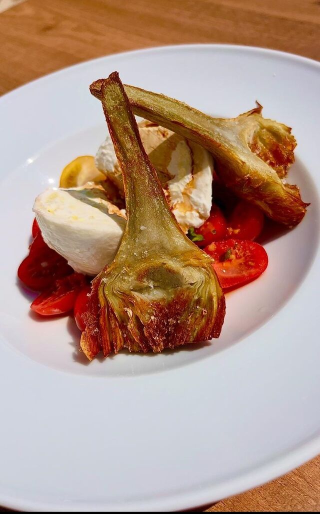 Burrata de chèvre, artichaux tournés, tomates cerises