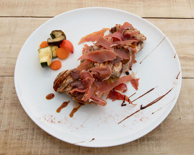 Solomillo de cerdo a la parrilla con jamón y soja.