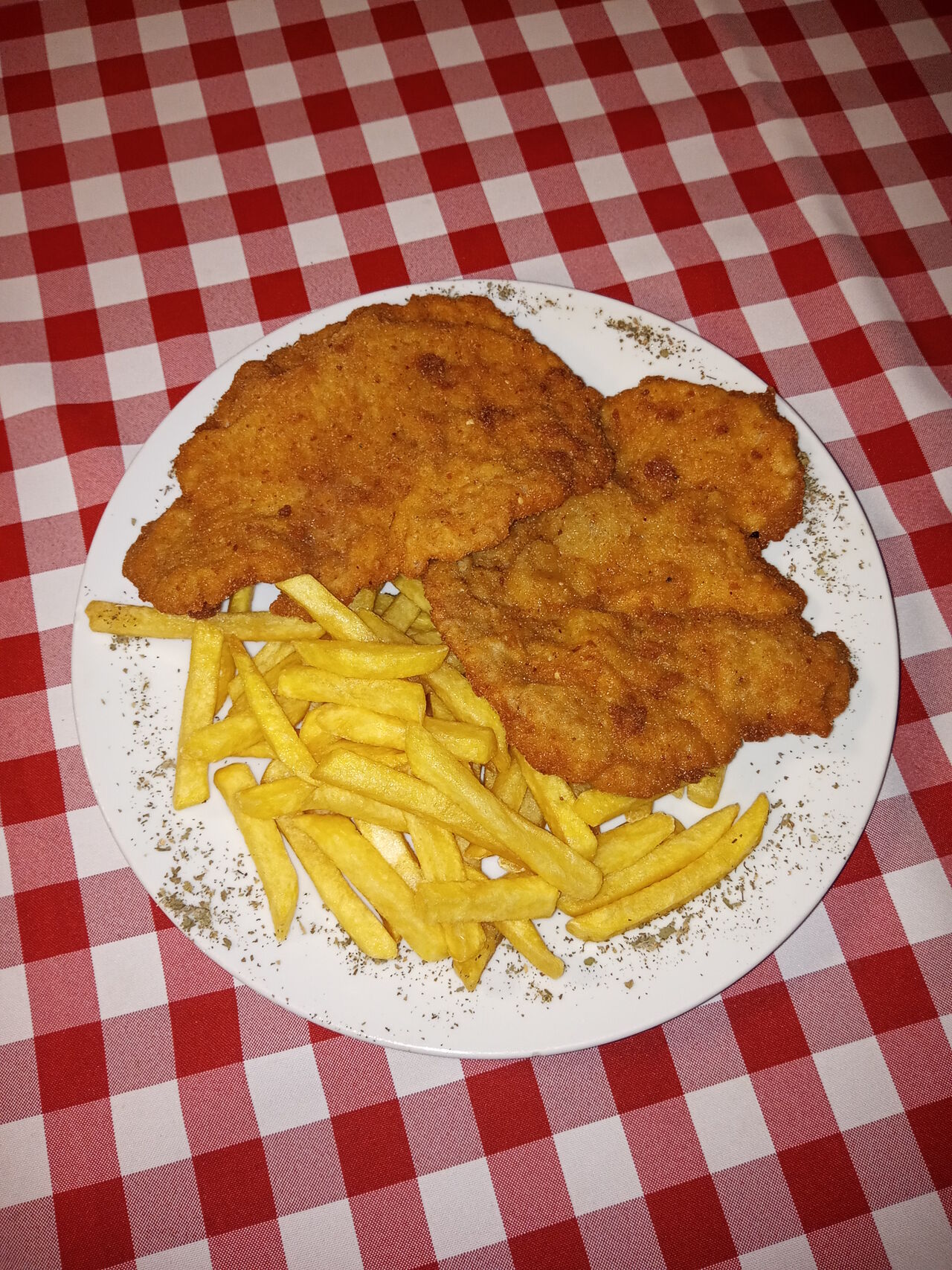 Rántott csirkemell hasábburgonyával