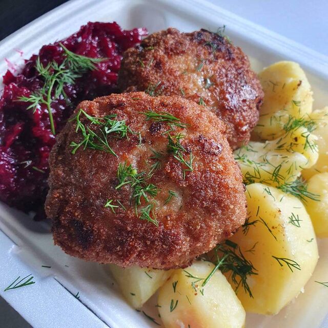 Kotlet mielony ,ziemniaki i buraczki