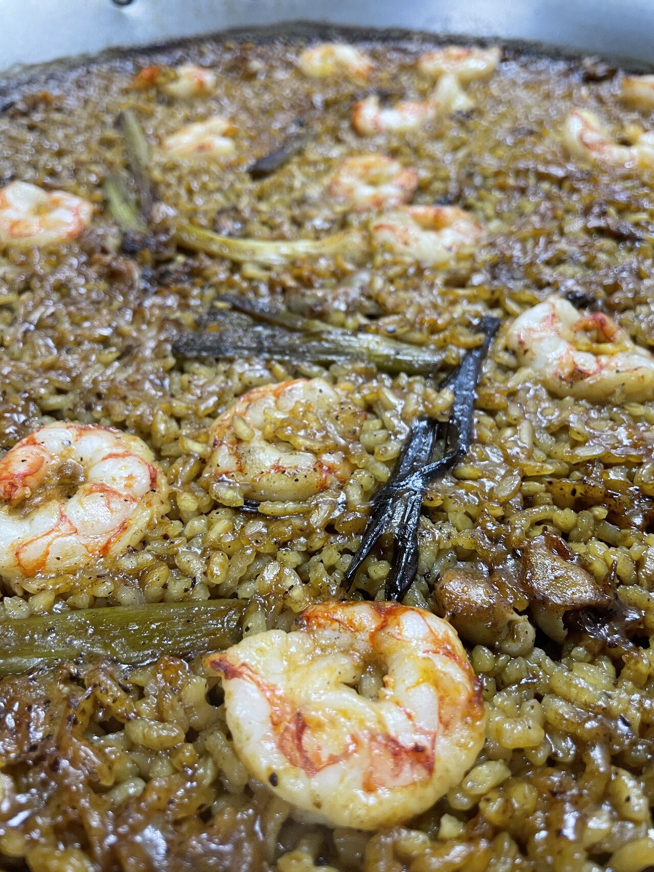Paella con chopitos, gambas y ajos tiernos