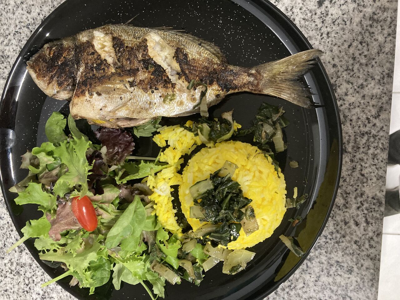 Daurade sauvage riz safrané salade 